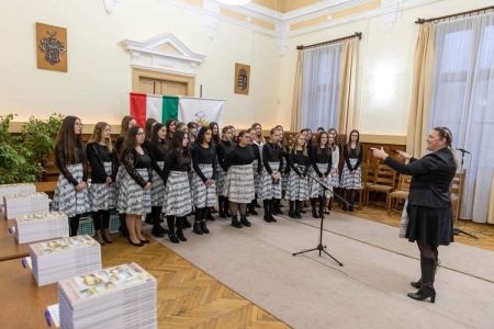 Családért Alapítványi díjátadón énekelt a Gimnáziumi Leánykar